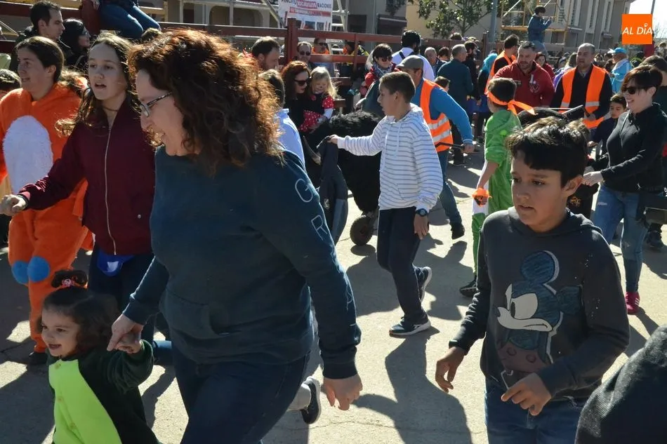 Foto 11 - Los m&aacute;s peque&ntilde;os sienten la adrenalina de correr delante de los astados  