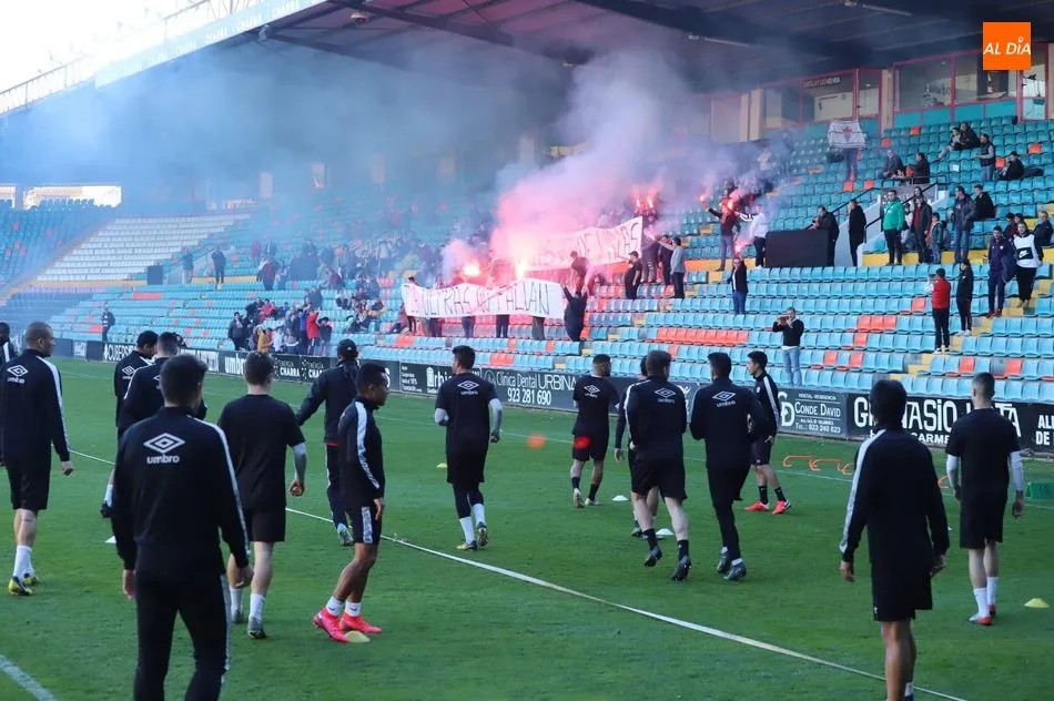 Los jugadores del Salamanca UDS entrenan y observan las bengalas de sus ultras / Lydia González