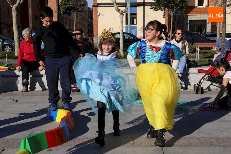 Los más pequeños disfrazados en el barrio de Garrido / Lydia González