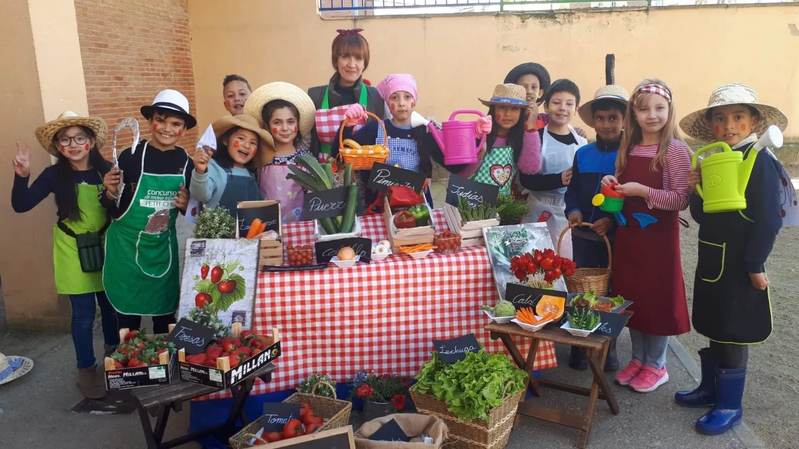 Alumnos del Colegio Filiberto Villalobos disfrazados