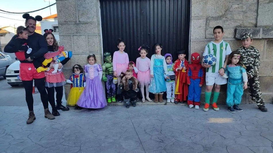 Pequeños y mayores protagonizan un animado Carnaval en Barruecopardo  