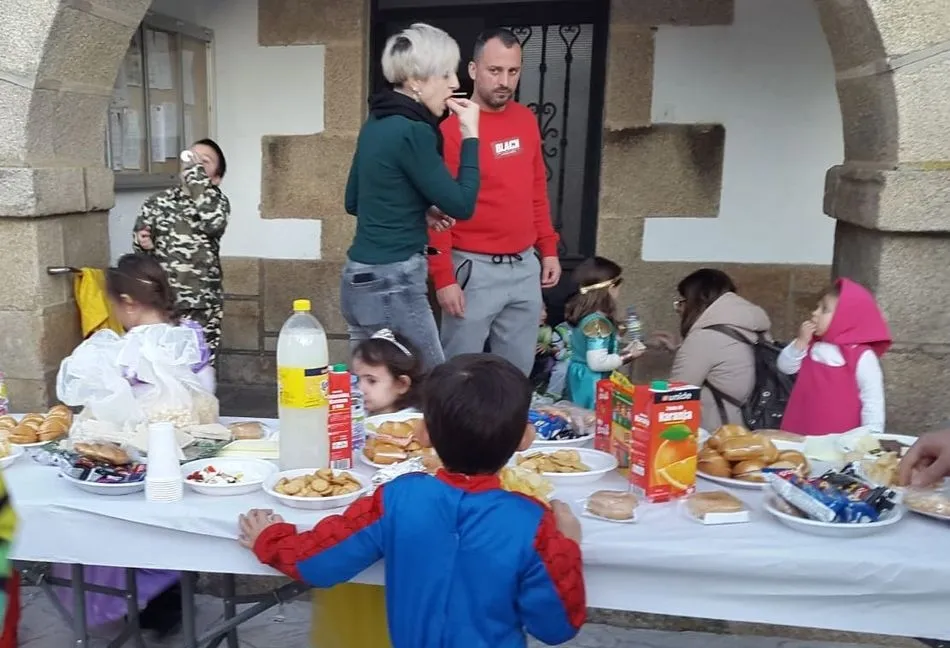 Foto 7 - Peque&ntilde;os y mayores protagonizan un animado Carnaval en Barruecopardo  