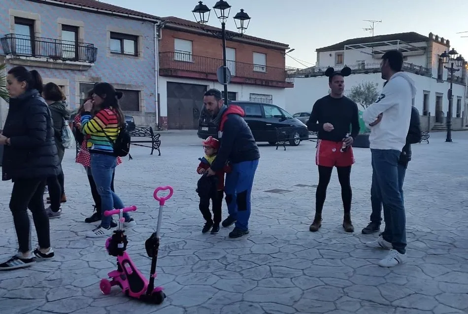 Foto 4 - Peque&ntilde;os y mayores protagonizan un animado Carnaval en Barruecopardo  