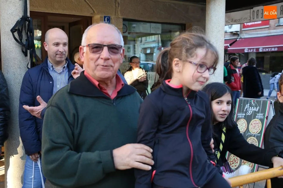 Foto 3 - Vitigudino se viste de verde en apoyo a la Asociaci&oacute;n ELACyL durante la V Carrera Urbana &nbsp;  