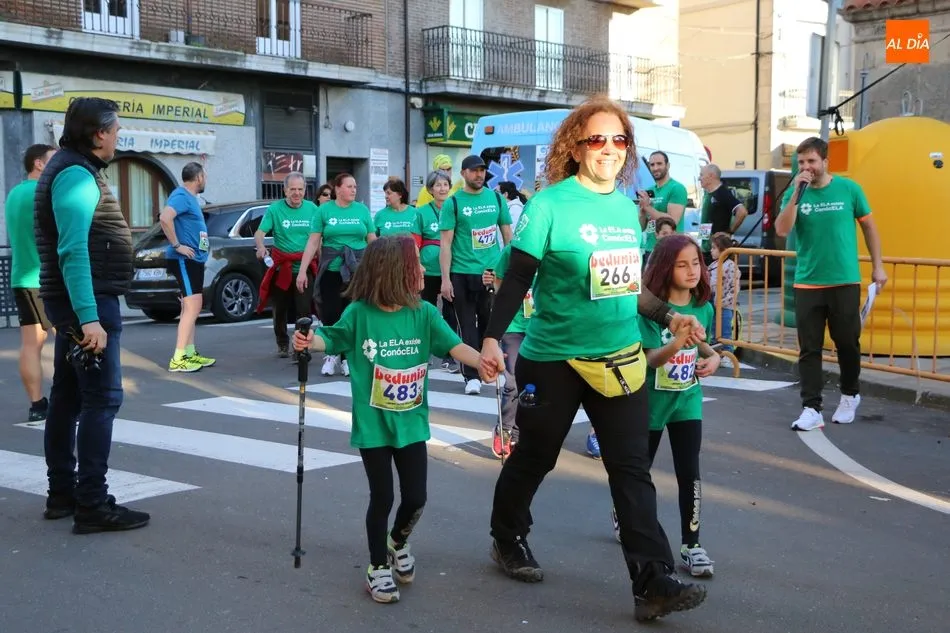 Foto 2 - Vitigudino se viste de verde en apoyo a la Asociaci&oacute;n ELACyL durante la V Carrera Urbana &nbsp;  