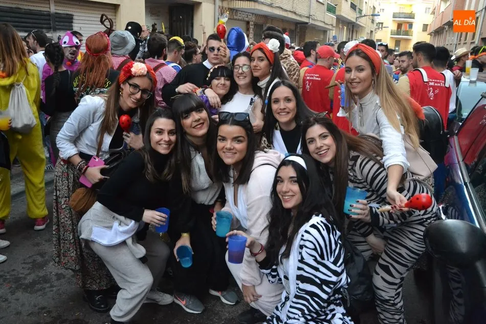 Foto 3 - M&aacute;s de 350 j&oacute;venes pasan la tarde sabatina de pe&ntilde;a en pe&ntilde;a al ritmo de Manliao  
