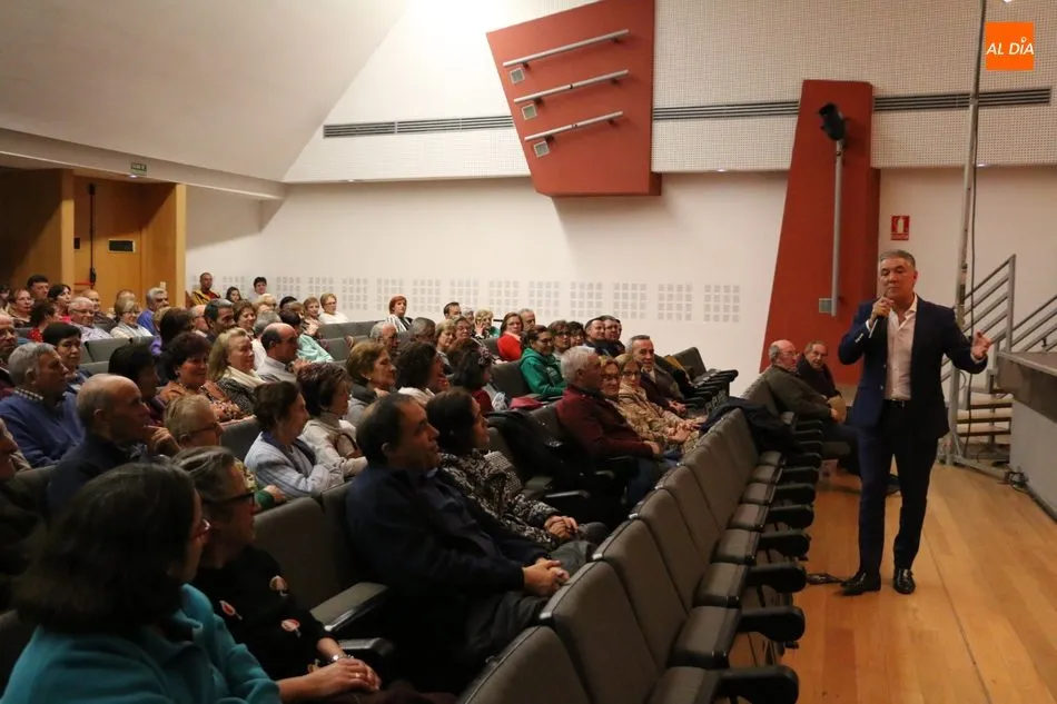 Foto 5 - Armando celebra en Vitigudino sus 50 a&ntilde;os en la m&uacute;sica con boleros y baladas de siempre  