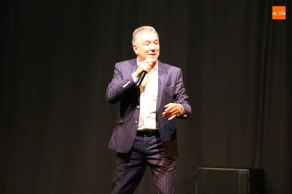 Foto 3 - Armando celebra en Vitigudino sus 50 a&ntilde;os en la m&uacute;sica con boleros y baladas de siempre  
