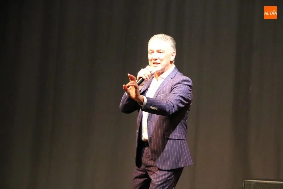 Foto 2 - Armando celebra en Vitigudino sus 50 a&ntilde;os en la m&uacute;sica con boleros y baladas de siempre  