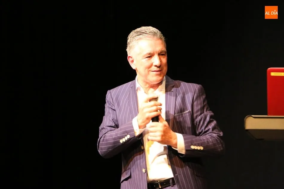 Armando celebra en Vitigudino sus 50 años en la música con boleros y baladas de siempre  