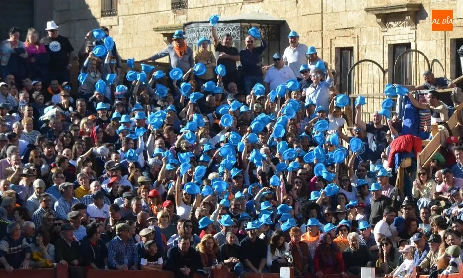 Foto 7 - Un mozo vallisoletano se libra milagrosamente de una cornada en una aparatosa cogida en la Plaza  