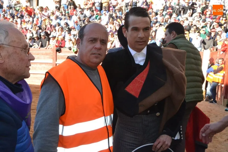 Foto 2 - Un mozo vallisoletano se libra milagrosamente de una cornada en una aparatosa cogida en la Plaza  