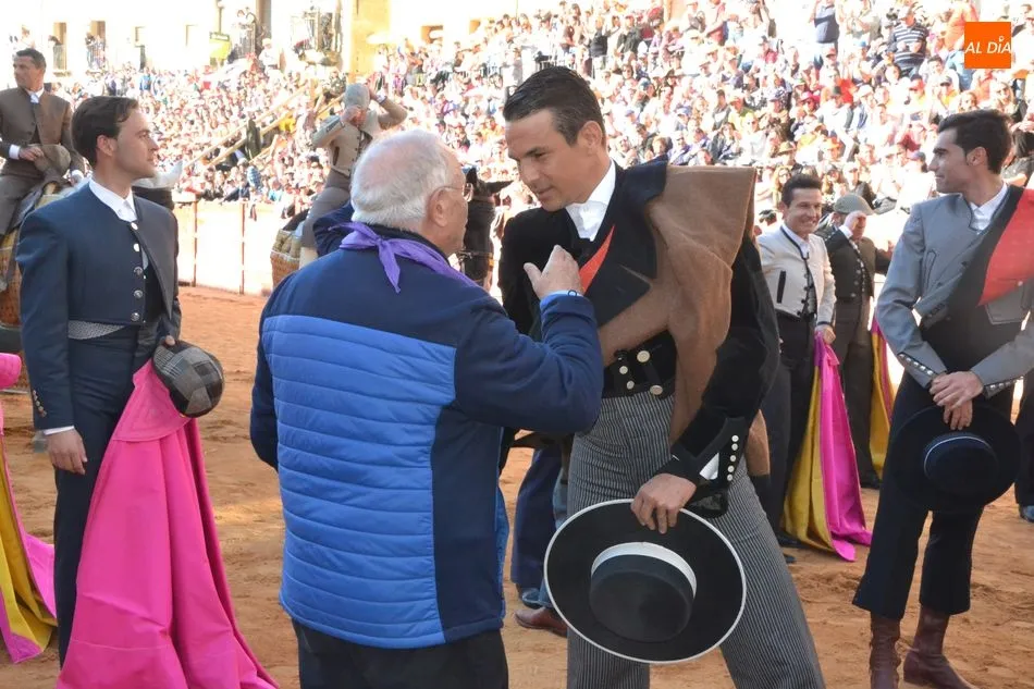 Foto 4 - Un mozo vallisoletano se libra milagrosamente de una cornada en una aparatosa cogida en la Plaza  