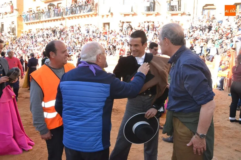 Foto 3 - Un mozo vallisoletano se libra milagrosamente de una cornada en una aparatosa cogida en la Plaza  