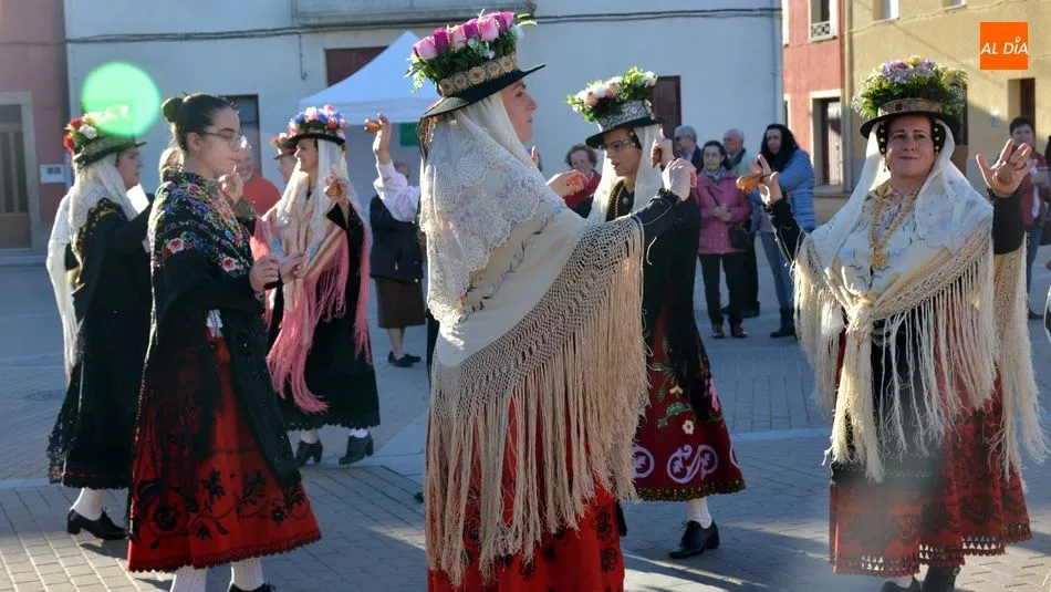 Las charras lucieron los coloridos sombreros de flores típicos de esta celebración / E. Corredera