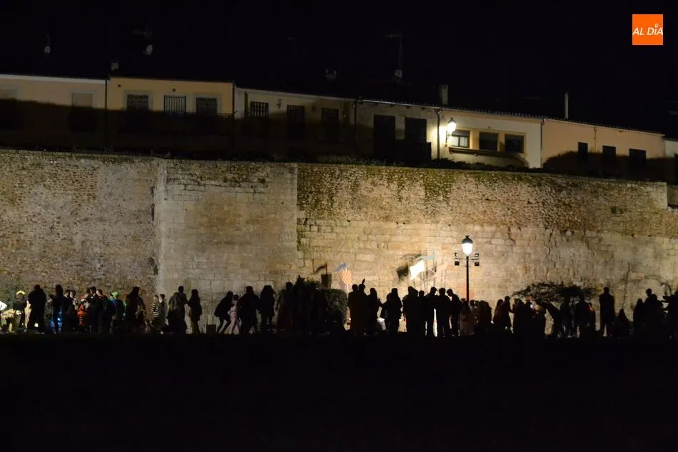 Foto 11 - Una joven cae al foso de la muralla desde el Paseo Fernando Arrabal  