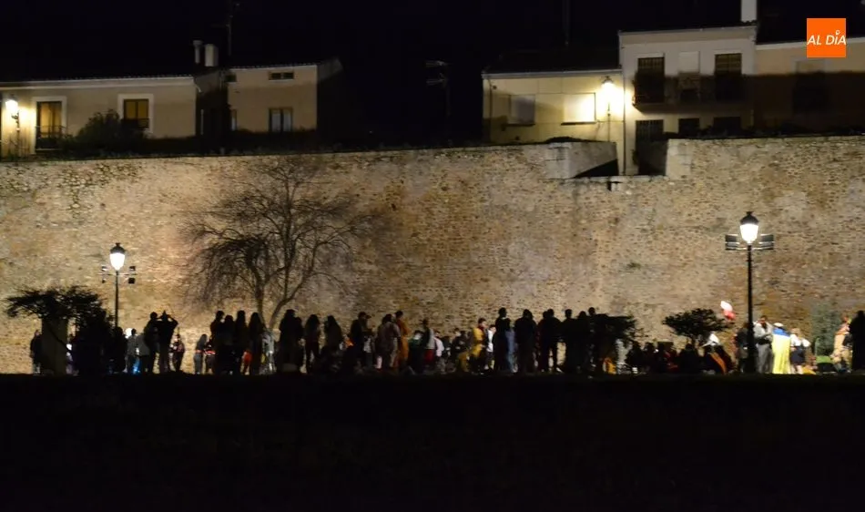 Foto 10 - Una joven cae al foso de la muralla desde el Paseo Fernando Arrabal  