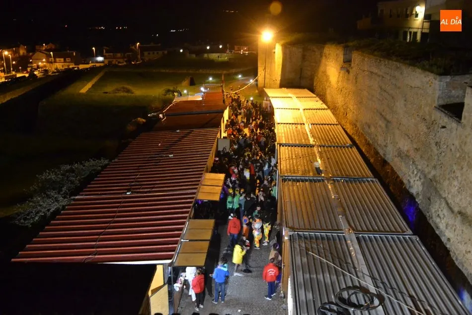 Foto 7 - Una joven cae al foso de la muralla desde el Paseo Fernando Arrabal  