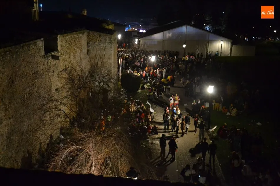 Foto 9 - Una joven cae al foso de la muralla desde el Paseo Fernando Arrabal  