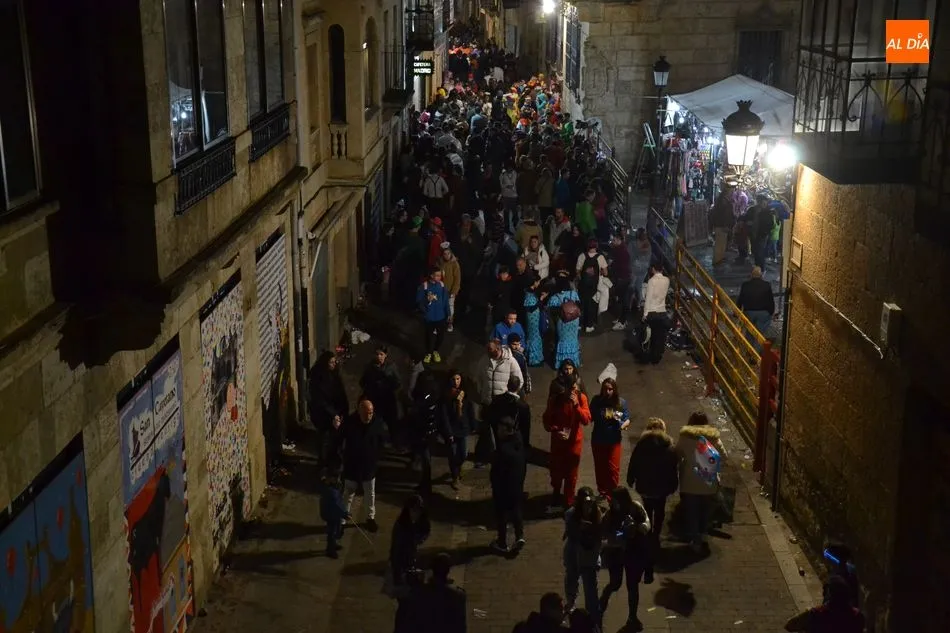 Foto 4 - Una joven cae al foso de la muralla desde el Paseo Fernando Arrabal  