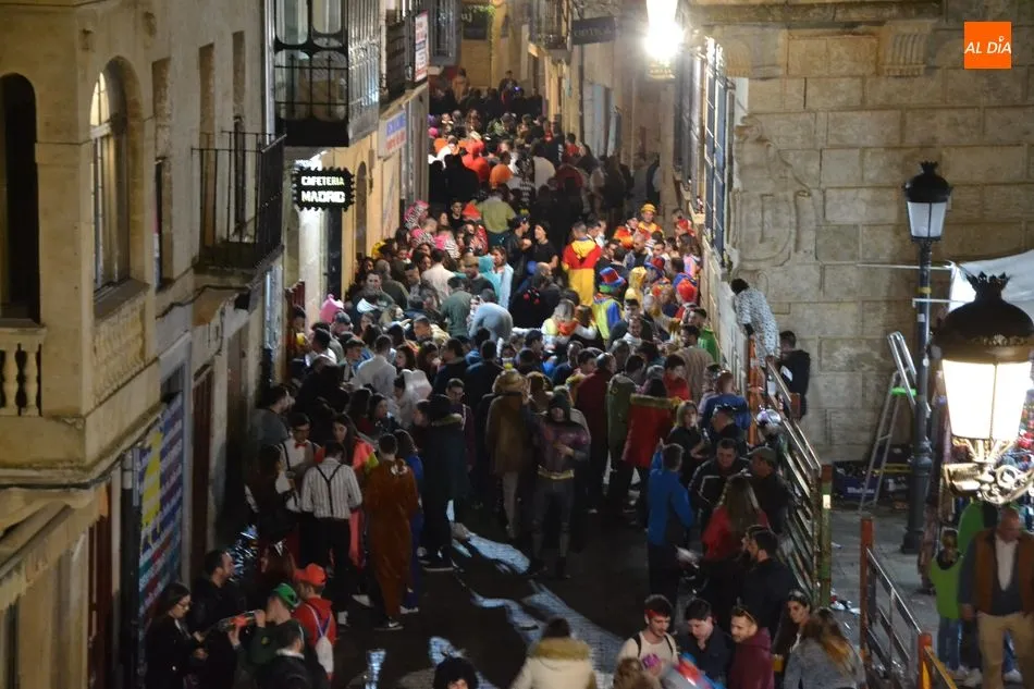 Foto 3 - Una joven cae al foso de la muralla desde el Paseo Fernando Arrabal  