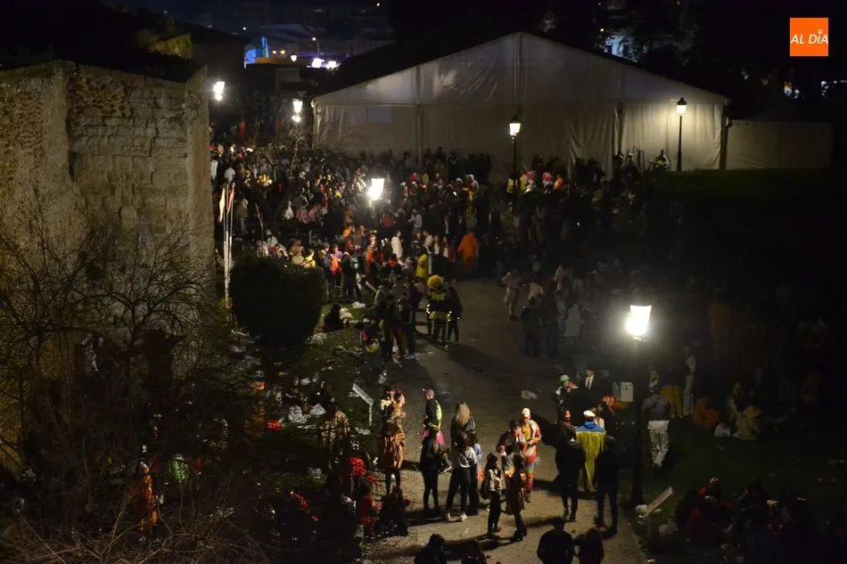 Foto 8 - Una joven cae al foso de la muralla desde el Paseo Fernando Arrabal  