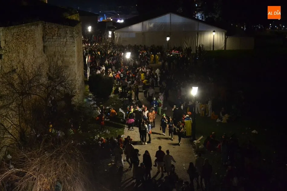 Foto 5 - Una joven cae al foso de la muralla desde el Paseo Fernando Arrabal  