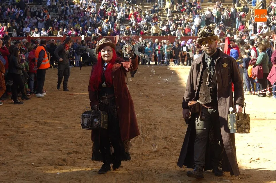 Foto 6 - Buen nivel entre la casi treintena de participantes en un desfile de disfraces bastante&nbsp;ca&oacute;tico  