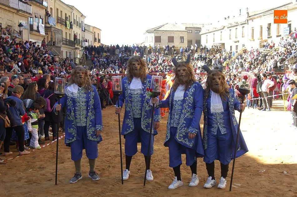 Foto 5 - Buen nivel entre la casi treintena de participantes en un desfile de disfraces bastante&nbsp;ca&oacute;tico  