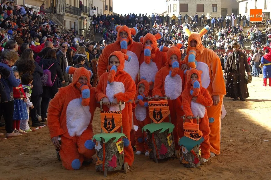Foto 4 - Buen nivel entre la casi treintena de participantes en un desfile de disfraces bastante&nbsp;ca&oacute;tico  