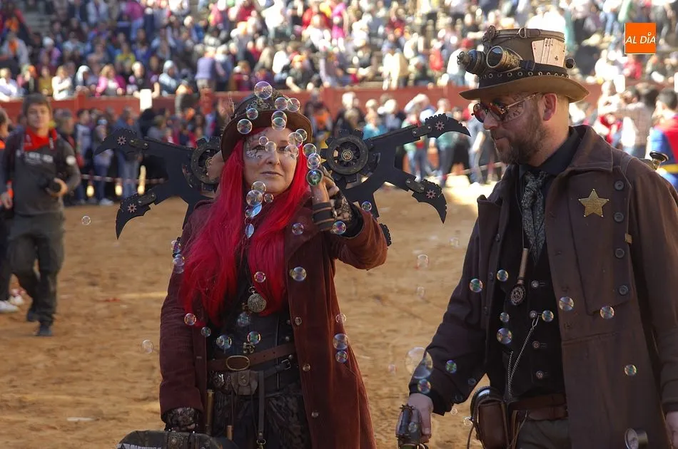 Foto 3 - Buen nivel entre la casi treintena de participantes en un desfile de disfraces bastante&nbsp;ca&oacute;tico  
