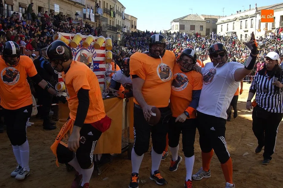 Foto 2 - Buen nivel entre la casi treintena de participantes en un desfile de disfraces bastante&nbsp;ca&oacute;tico  