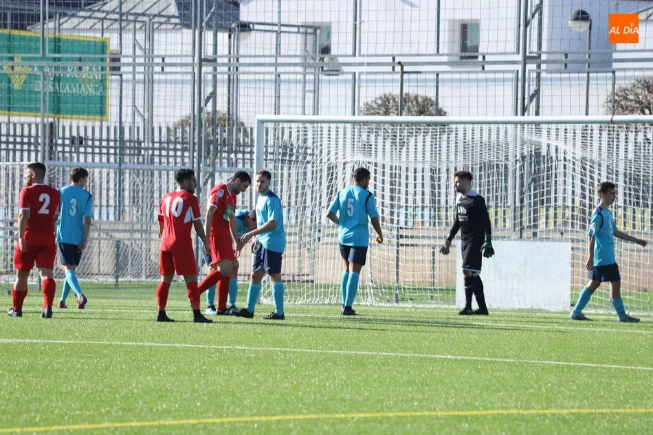 Foto 2 - El Navega vive su Carnaval a ritmo de goles ante la UVA (8-0)