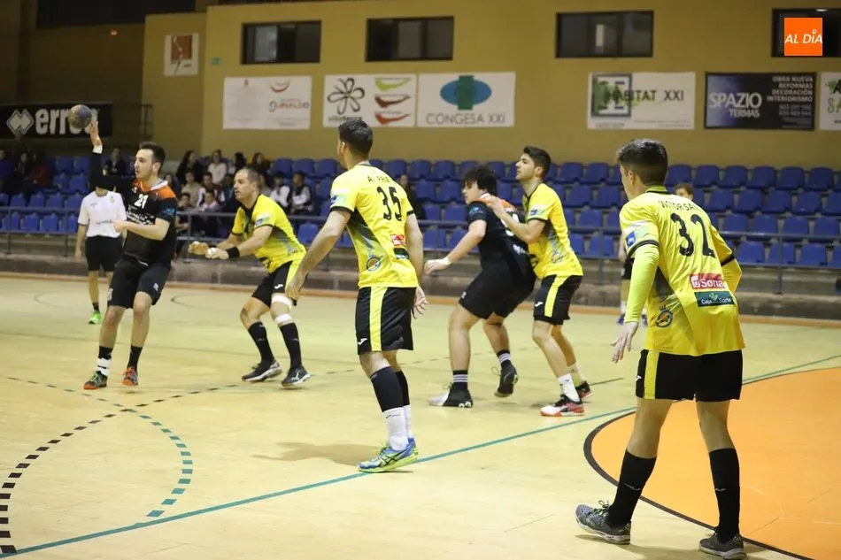 Foto 2 - El BM Salamanca da la campanada con el BM Soria (31-25)  