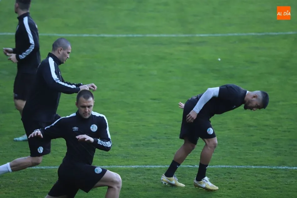 Foto 10 - El Salamanca UDS y su afici&oacute;n hacen pi&ntilde;a con un buen ambiente en el &uacute;ltimo entrenamiento antes...
