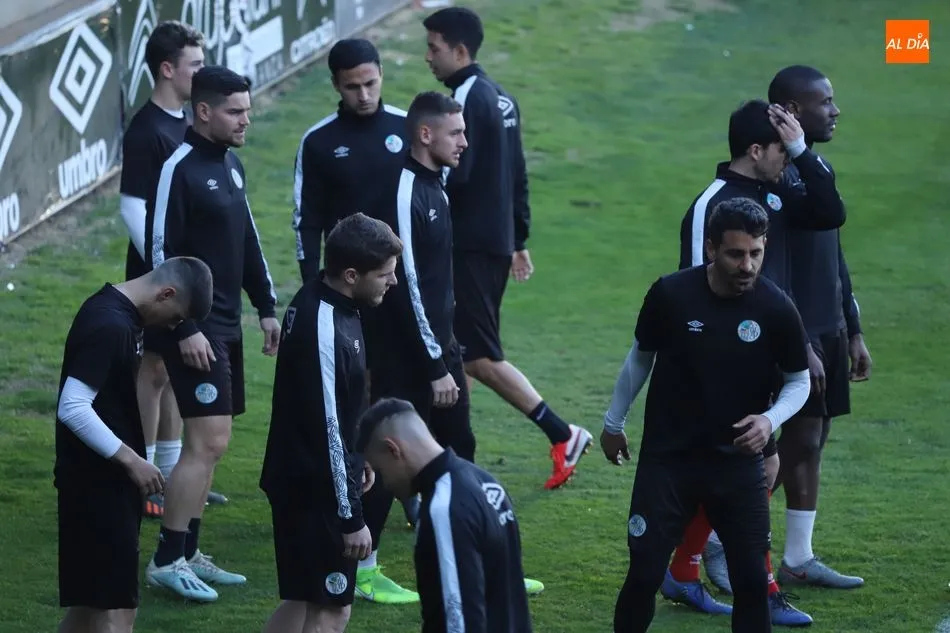 Foto 9 - El Salamanca UDS y su afici&oacute;n hacen pi&ntilde;a con un buen ambiente en el &uacute;ltimo entrenamiento antes...