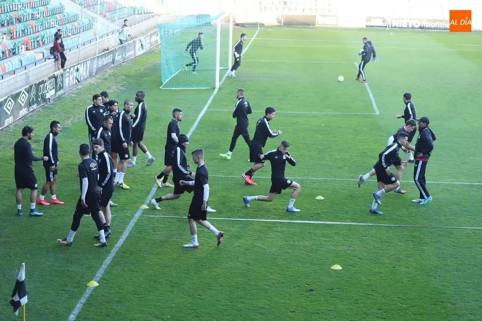 Foto 7 - El Salamanca UDS y su afici&oacute;n hacen pi&ntilde;a con un buen ambiente en el &uacute;ltimo entrenamiento antes...