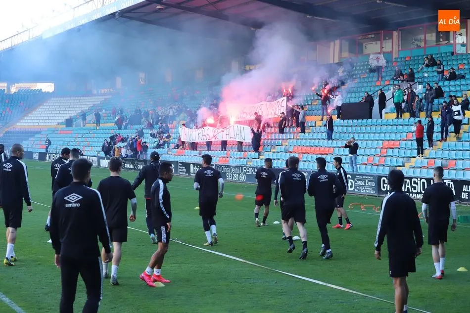 Foto 4 - El Salamanca UDS y su afici&oacute;n hacen pi&ntilde;a con un buen ambiente en el &uacute;ltimo entrenamiento antes...