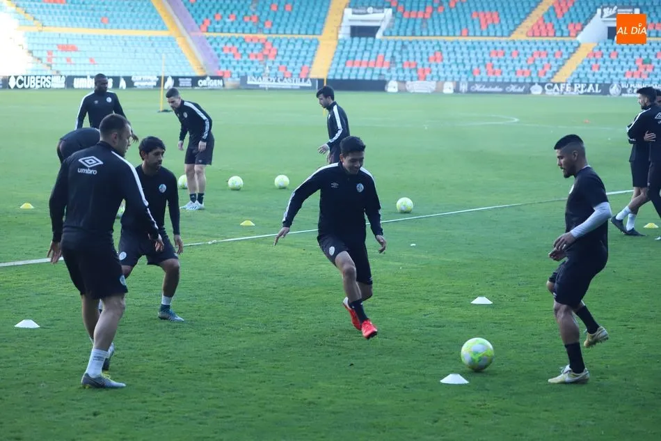 Foto 3 - El Salamanca UDS y su afici&oacute;n hacen pi&ntilde;a con un buen ambiente en el &uacute;ltimo entrenamiento antes...