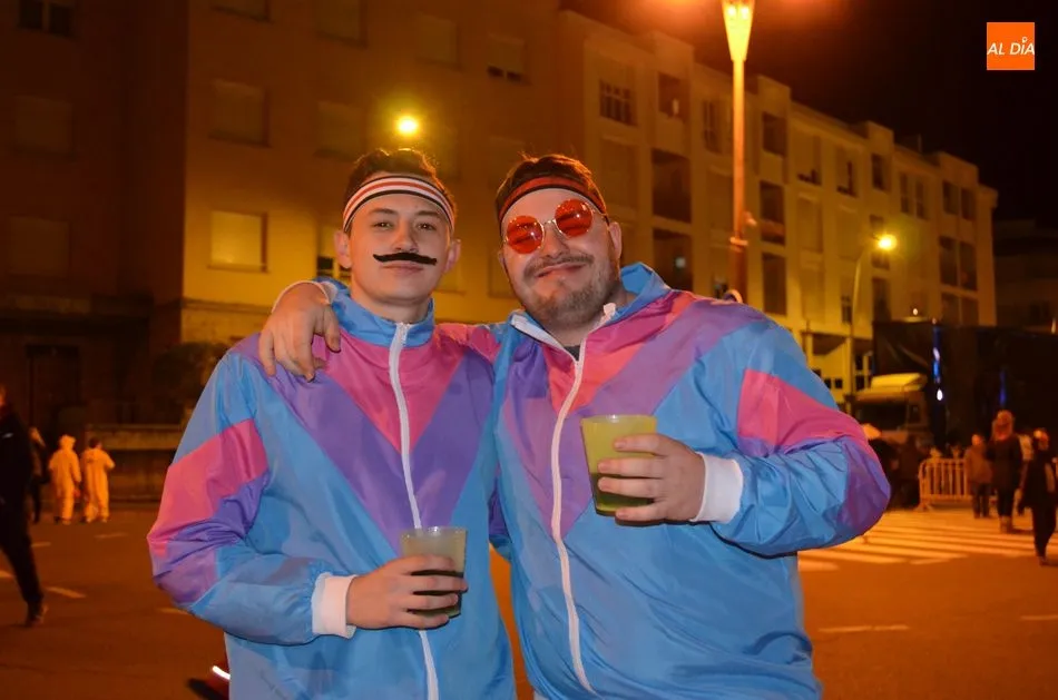 Foto 11 - El Carnaval finaliza con hielos arrojados a la disco-m&oacute;vil instalada en La Corredera