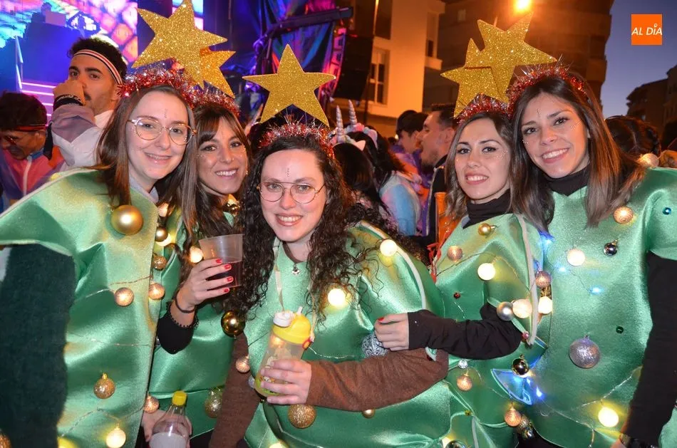 Foto 6 - El Carnaval finaliza con hielos arrojados a la disco-m&oacute;vil instalada en La Corredera
