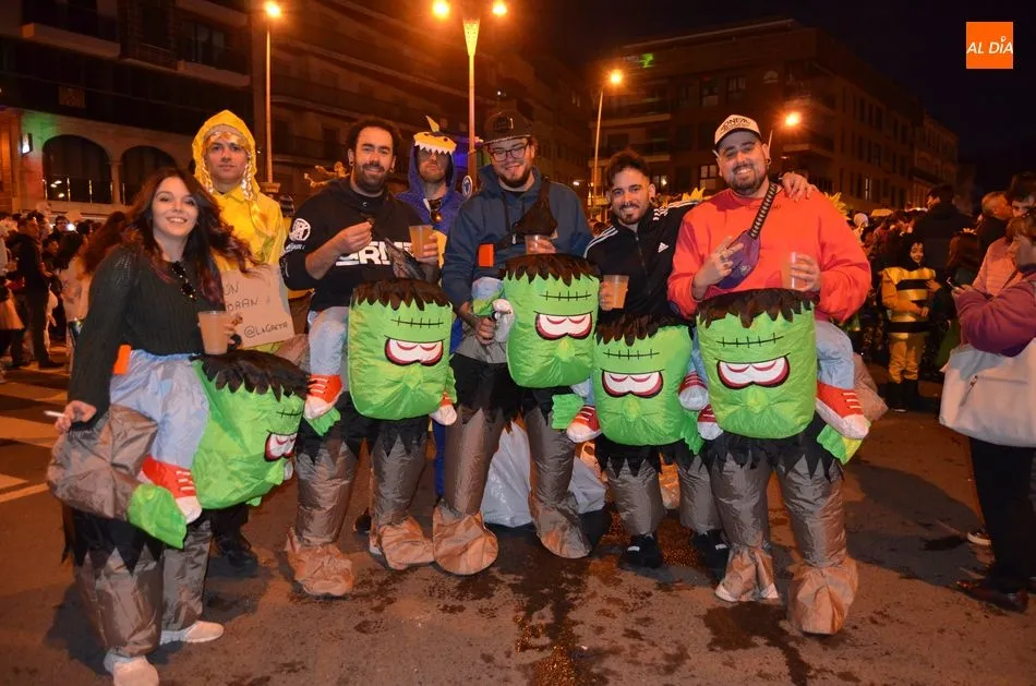 Foto 4 - El Carnaval finaliza con hielos arrojados a la disco-m&oacute;vil instalada en La Corredera