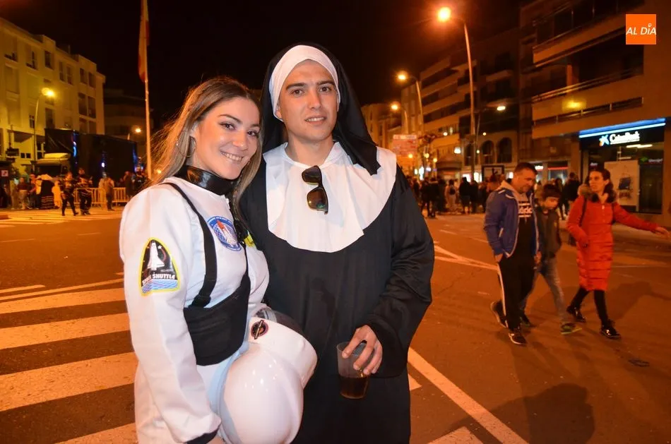 Foto 3 - El Carnaval finaliza con hielos arrojados a la disco-m&oacute;vil instalada en La Corredera