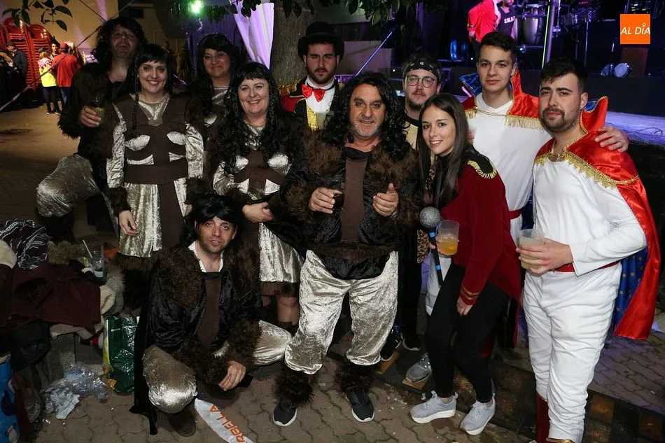 Foto 3 - Los genios de la l&aacute;mpara triunfan en el concurso del carnaval de Guijuelo
