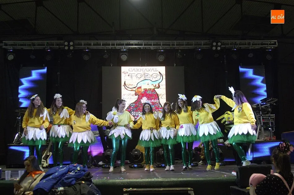 Foto 10 - Exitoso traslado del baile de disfraces al Pabell&oacute;n de Conde de Fox&aacute;  