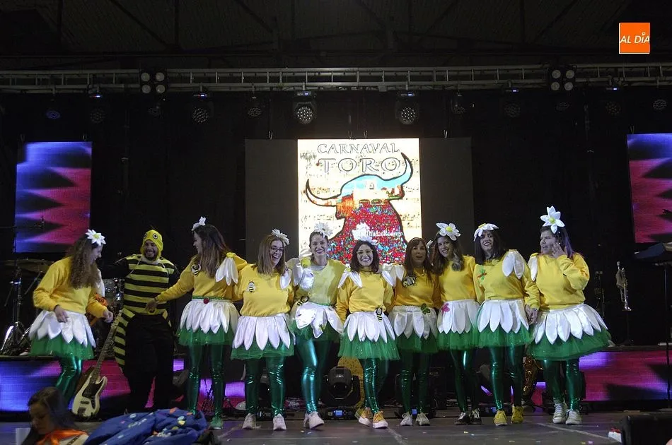 Foto 9 - Exitoso traslado del baile de disfraces al Pabell&oacute;n de Conde de Fox&aacute;  
