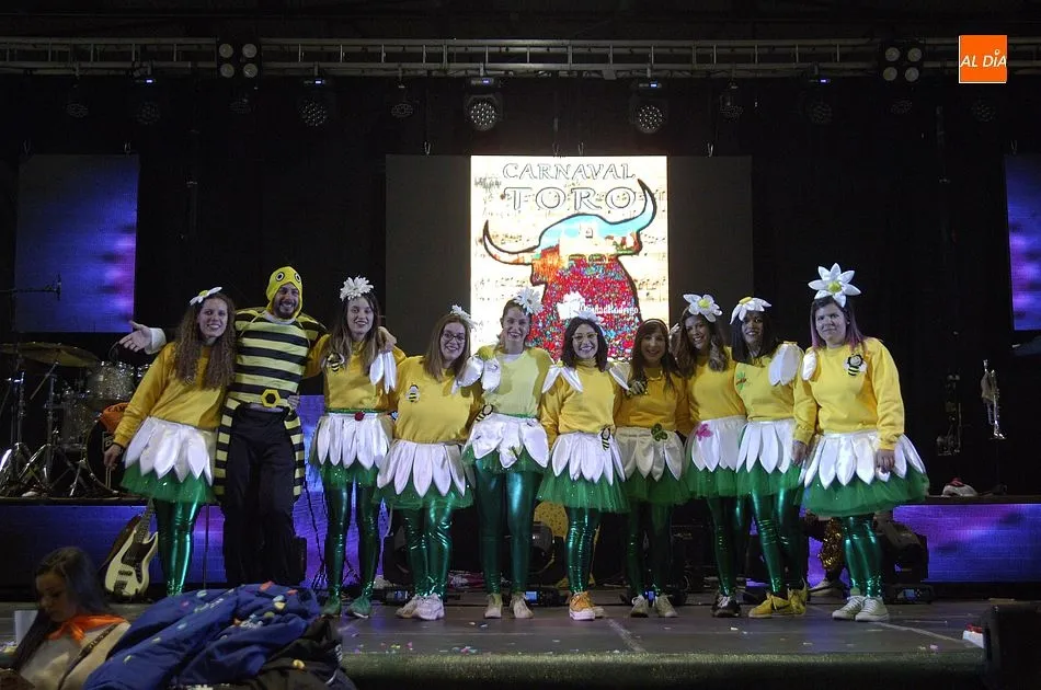 Foto 8 - Exitoso traslado del baile de disfraces al Pabell&oacute;n de Conde de Fox&aacute;  