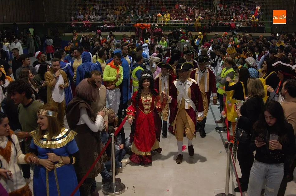 Foto 7 - Exitoso traslado del baile de disfraces al Pabell&oacute;n de Conde de Fox&aacute;  