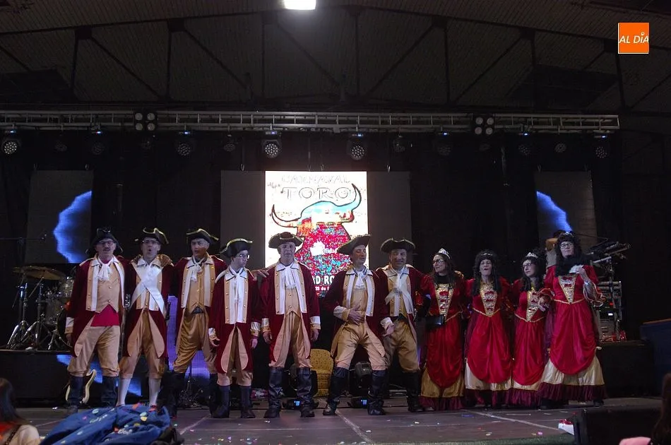 Foto 5 - Exitoso traslado del baile de disfraces al Pabell&oacute;n de Conde de Fox&aacute;  