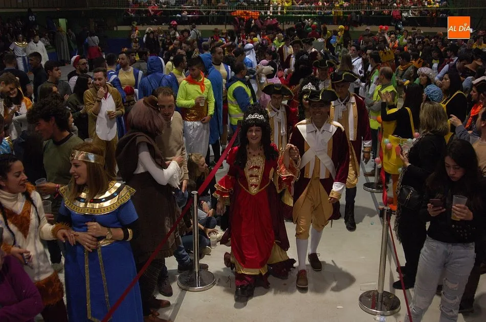 Foto 6 - Exitoso traslado del baile de disfraces al Pabell&oacute;n de Conde de Fox&aacute;  